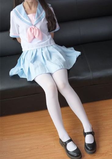 少妇脱了内裤让我添
