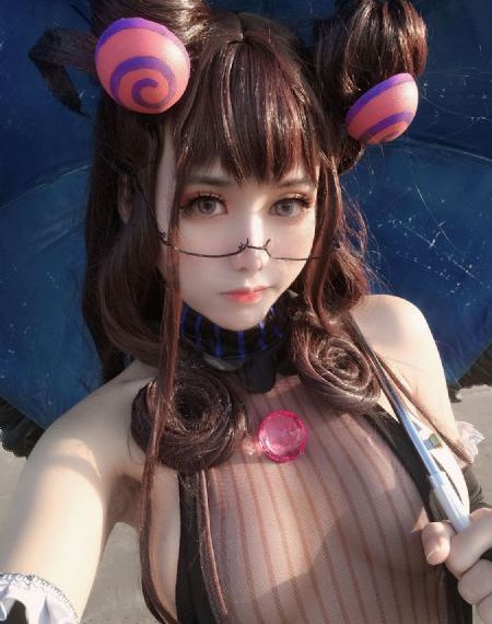 两个女人在有风景的海滩